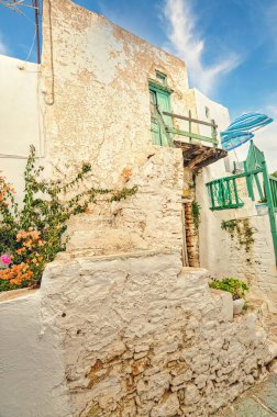 Yunanistan 'ın Cyclades kentindeki Folegandros adasındaki Chora kasabasının en eski yeri olan Castro' daki beyaz bir binanın manzarası