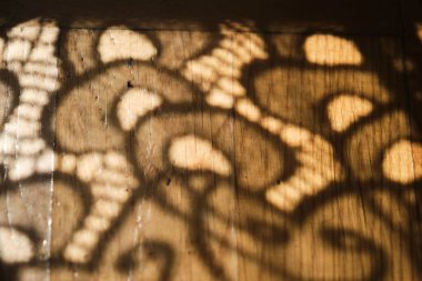 Ahşap yüzeydeki perdenin bulanık yansımasına yakın çekim