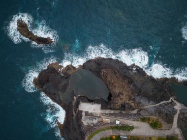 Madeira 'daki Seixal Doğal Havuzları' nın yukarıdan aşağı bir görüntüsü.