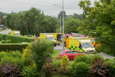 Trafik kazasındaki ambulans ve itfaiye araçlarının görüntüsü