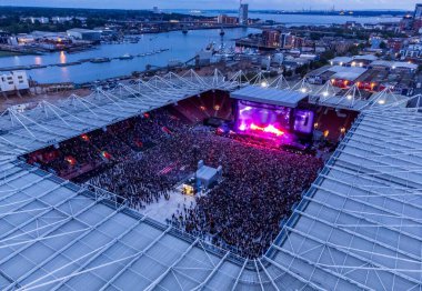 The Killers, Saint Mary Stadyumu 'nda konser veriyor.