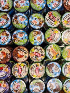 Satılık dondurucuda Ben ve Jerry 'nin markalı dondurmalarının üst görüntüsü.