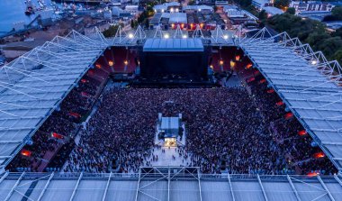 The Killers, Saint Mary Stadyumu 'nda konser veriyor.