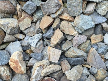 Korkuluktaki kırık taşların yakın plan çekimi.