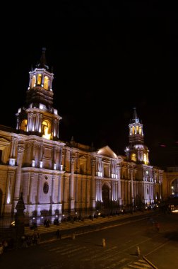 Peru 'daki Arequipa katedralinin dikey görüntüsü.