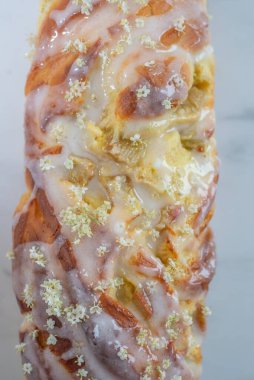 Peynirle kaplı bir ekmek