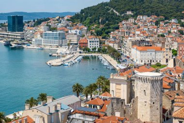 Hırvatistan 'da kırmızı çatılı binalar ve denizlerle çarpıcı bir Split şehri