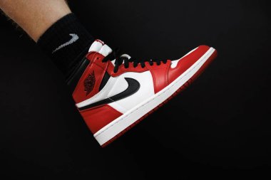 Bir Air Jordan 1 Chicago Colway siyah arka planda izole edilmiş.