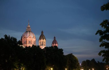 Geceleri Münih 'teki ünlü kilise.
