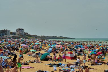 Thanet, Kent, İngiltere 'de bir yaz günü kalabalık Margate plajı.
