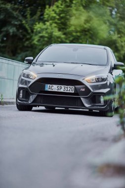 Otoparktan çıkan gri Rallye Sport Ford 'un dikey görüntüsü.