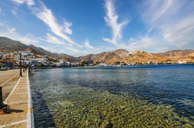 Serifos 'taki küçük liman kasabası Livadi' nin güzel bir fotoğrafı.