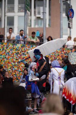 Japonya 'da Düsseldorf, Almanya' da bir grup Cosplayer 'ın dikey çekimi.