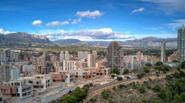 İspanya, Valencia 'daki Benidorm şehir binalarının insansız hava aracı manzarası.