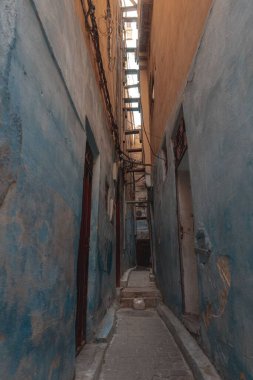 Fes 'in eski Medine' sinde boş dar bir sokak.