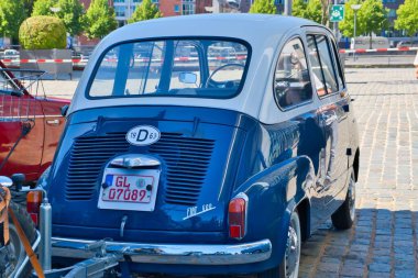 Fiat 600 Multipla 60 'lardan Köln, Almanya' daki eski zaman gösterisinde, karavan dingilli dikiz manzaralı