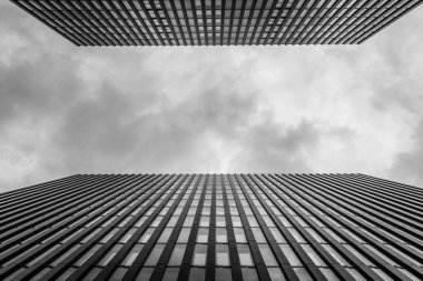 Duesseldorf 'ta birbirine bakan iki ofis binası.