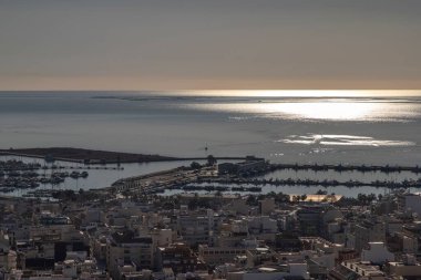 Deniz manzarası ve gün batımında bir kasaba Sant Carles de la Rapita, Katalonya