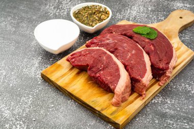 Baharatlı çiğ picanha bifteği.