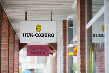 Bir Alman sigorta şirketi koridorda tavandan sarkan HUK-COBURG yazısını imzaladı.