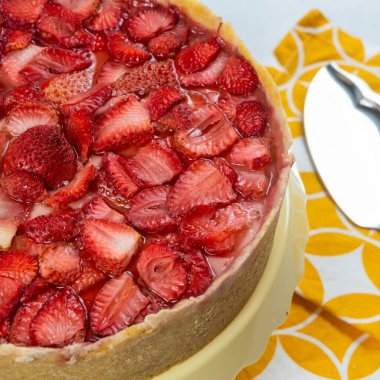 Çilekli turtanın yakın çekimi.