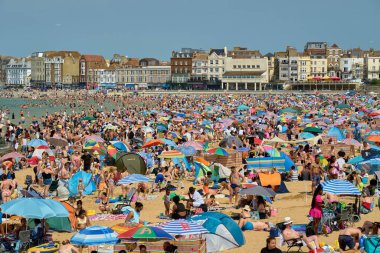 Thanet, Kent, İngiltere 'de bir yaz günü kalabalık Margate plajı.