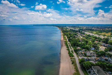 Güzel, huzurlu gökyüzünün altında, yolun yanında güzel bir denizin havadan görünüşü.