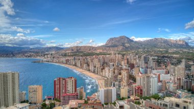 Benidorm şehrinin deniz suyuyla kıyıları yıkarken çekilmiş bir fotoğrafı.