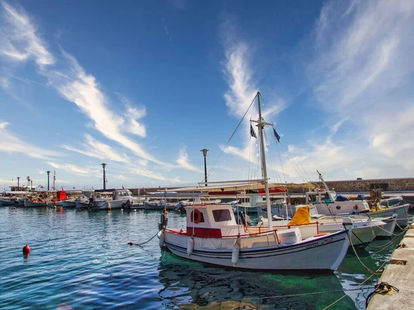 그리스의 아름다운 근처에 배들이 루트라 — 스톡 사진