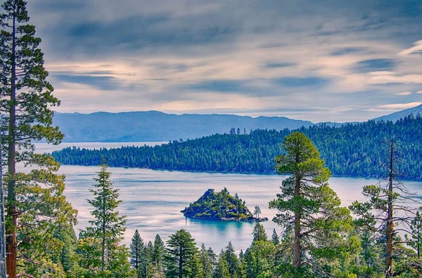 Ein Malerischer Blick Auf Den Lake Tahoe Gesäumt Von Evergreens — Stockfoto