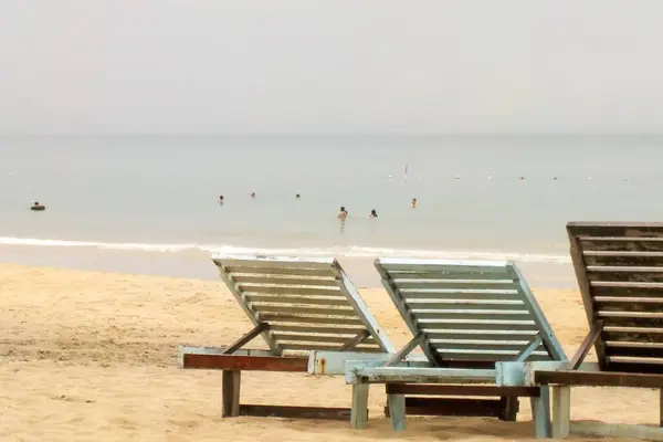 Een Landschap Met Een Strand Met Stoelen Het Zand Overdag — Stockfoto