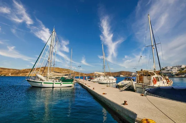 Красивый Вид Лодки Пришвартованные Порту Деревни Ливади Греческом Острове Фафос — стоковое фото
