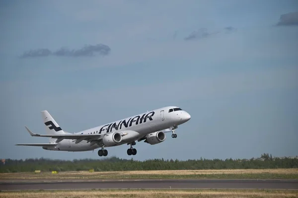 Finnair Embraer Erj 190はヘルシンキ ヴァンター空港で離陸します — ストック写真