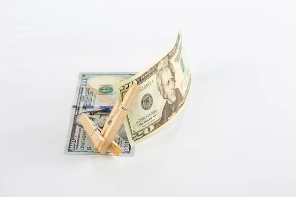 Dollar Mit Holzklammern Auf Weißem Hintergrund — Stockfoto