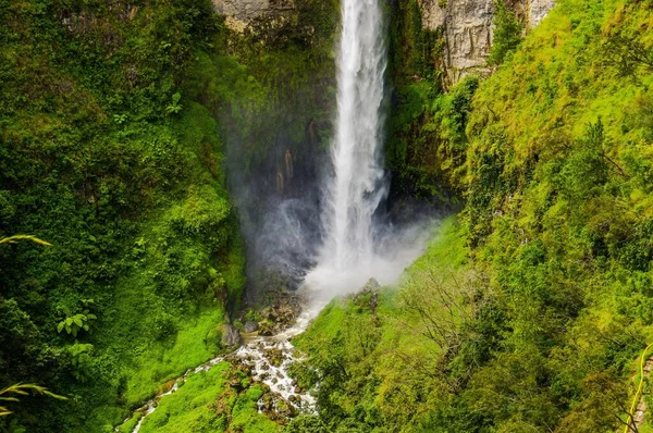 Dech Beroucí Záběr Vodopádu Obklopeného Zelení — Stock fotografie