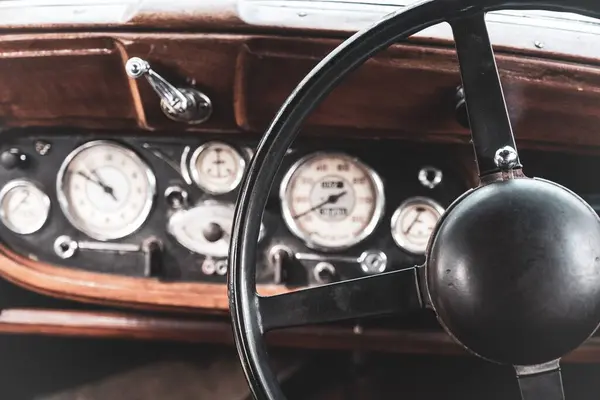 英式老式轿车的方向盘和仪表刻度盘 — 图库照片