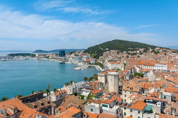 Ohromující Město Splitu Červenými Střechami Budov Moře Chorvatsku — Stock fotografie