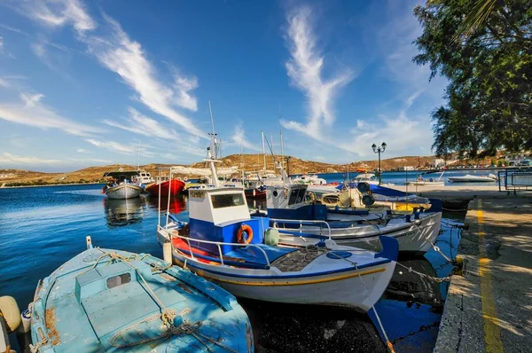Piękny Widok Łodzi Zacumowanych Porcie Wiosce Livadi Wyspie Serifos Grecja — Zdjęcie stockowe