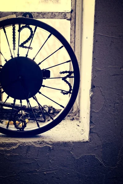 Eine Uhr Aus Einem Fahrradrad Und Stückchen Fahrradkette Für Zahlen — Stockfoto