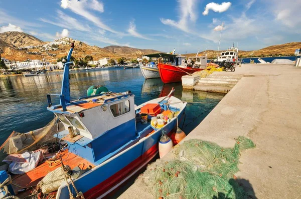 Una Hermosa Vista Los Barcos Amarrados Puerto Livadi Pueblo Isla — Foto de Stock