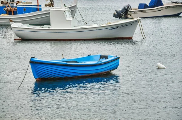 Yunanistan Serifos Adasındaki Livadi Köyünün Limanında Demirlemiş Güzel Bir Tekne — Stok fotoğraf