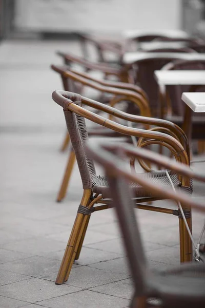 Пустые Деревянные Стулья Столами Открытом Кафе — стоковое фото