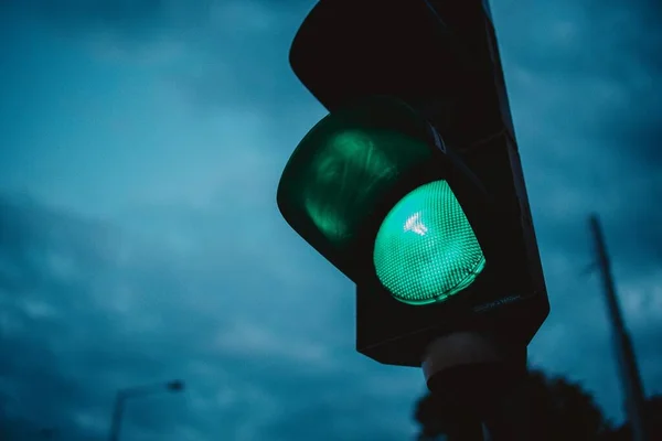 青空を背景に 緑の信号機のクローズアップローアングルショット — ストック写真