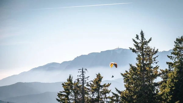 Scenic Landscape Paraglider Flying Mountains Poiana Brasov Romania Transylvania — Stock Photo, Image