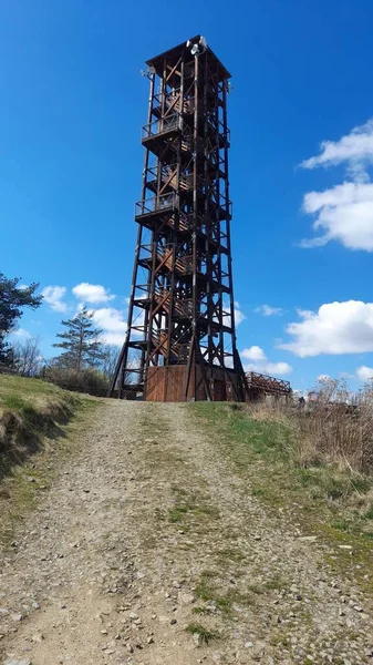 Ett Vertikalt Skott Ett Utsiktstorn Mot Bakgrunden Blå Himmel — Stockfoto