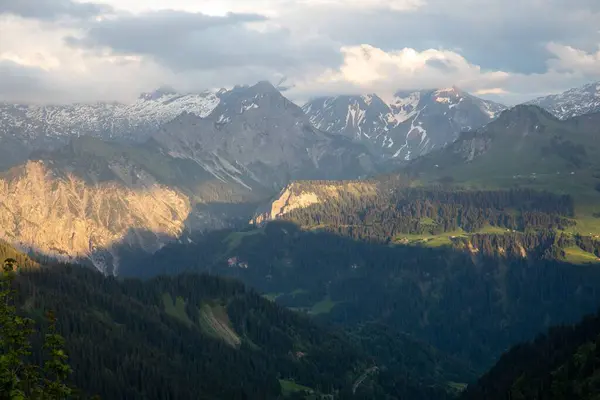 Het Uitzicht Vanuit Lucht Groene Berghellingen Van Vallei Onder Bewolkte — Stockfoto