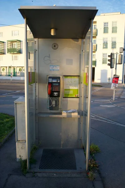 オーストリアの電話ブースの垂直閉鎖 — ストック写真