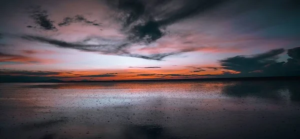 Puesta Sol Escénica Sobre Salar Uyuni Bolivia Durante Temporada Lluvias — Foto de Stock