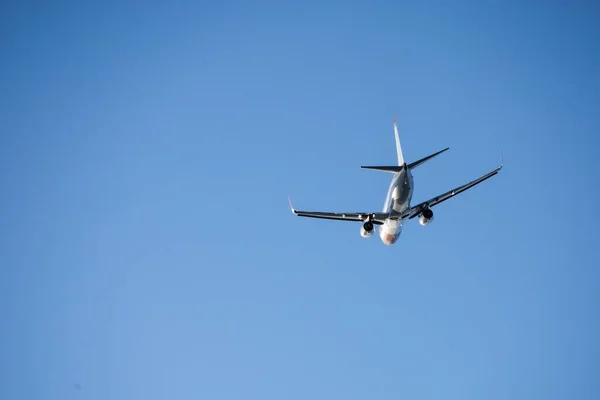 Avion Volant Dans Ciel Bleu Clair — Photo