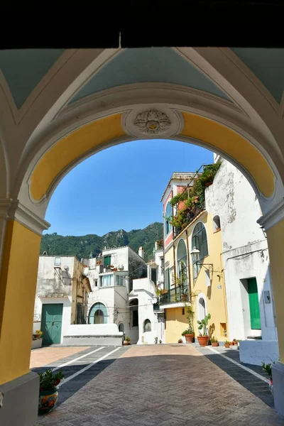 Domy Wsi Albori Widziane Łuku Kościoła Prowincji Salerno — Zdjęcie stockowe